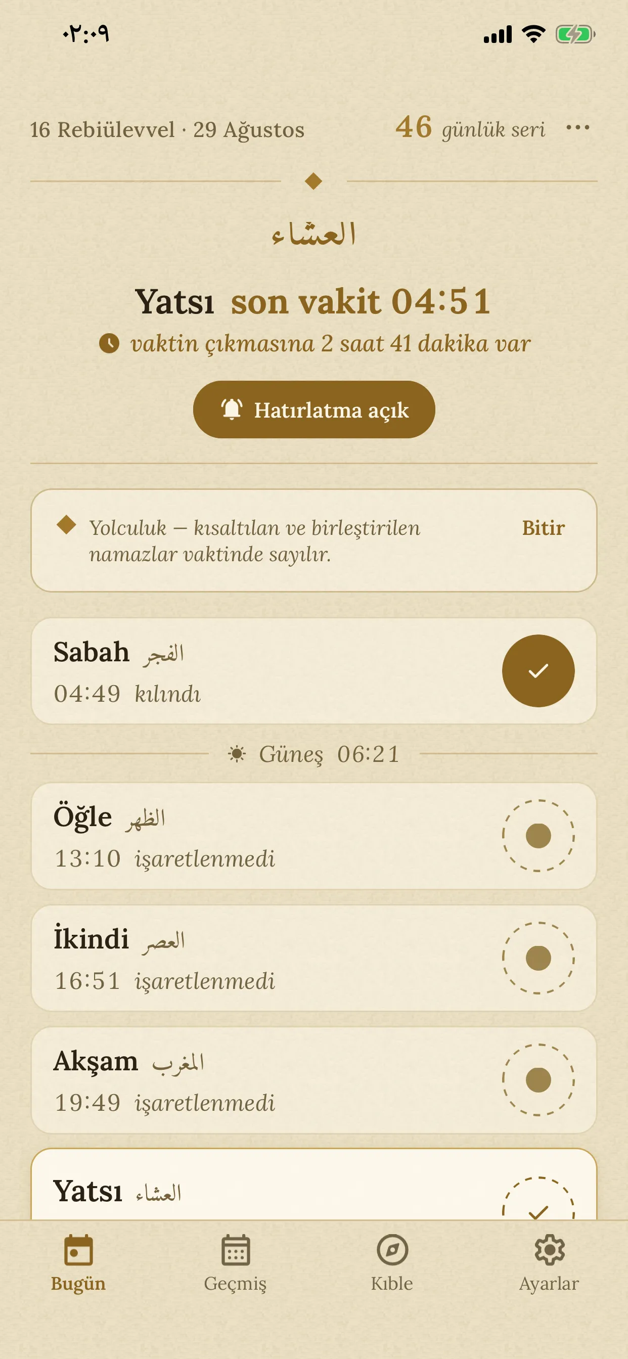 Bugün ekranı, yolculuk modu açık: geri sayımın altında namazların kısaltılıp birleştirilebileceğini söyleyen sakin bir şerit.